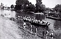 1950-Padova-Gruppi di bagnanti sulle rive del Bacchiglione al Bassanello.